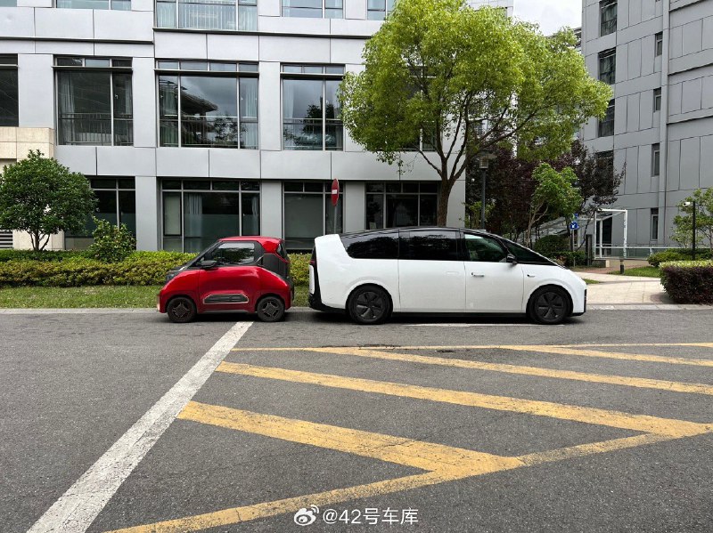 MEGA 和微型车停在一起的时候配图