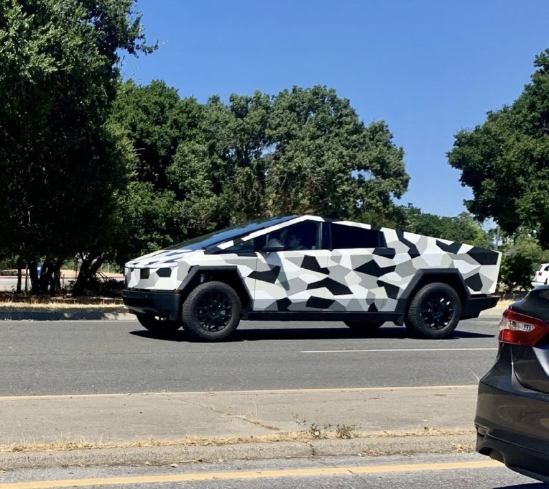 Cybertruck with camo wrap once again spotted testing around Palo Alto.配图