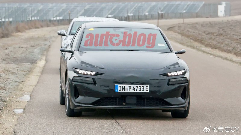 諸多挪威電動車用户發現奧迪正在當地測試A6 e-tron，從側面看，這是當下看起來最標準的電動瓦罐了，但是這個前臉還得適應適應。配圖