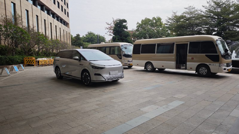 银色车漆确实上相，但通常实车效果一般，卖的也不多。配图