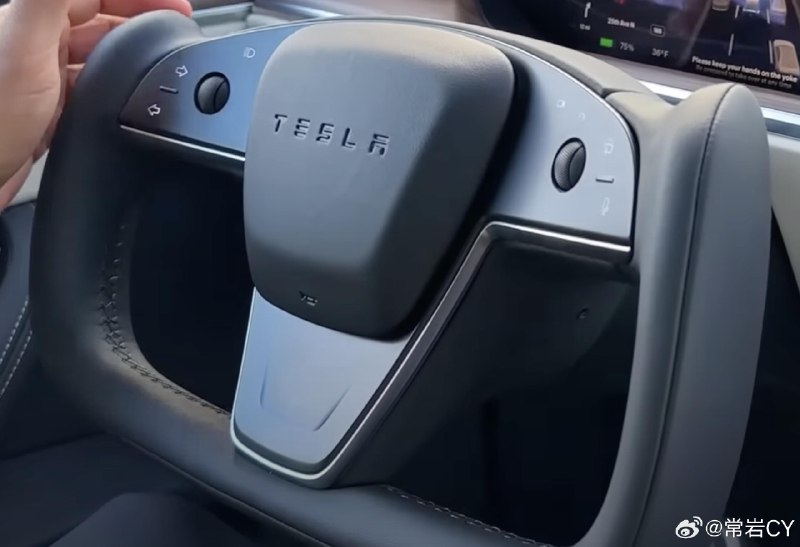 特斯拉开始为Model S/X换装新款 Yoke 方向盘：配图