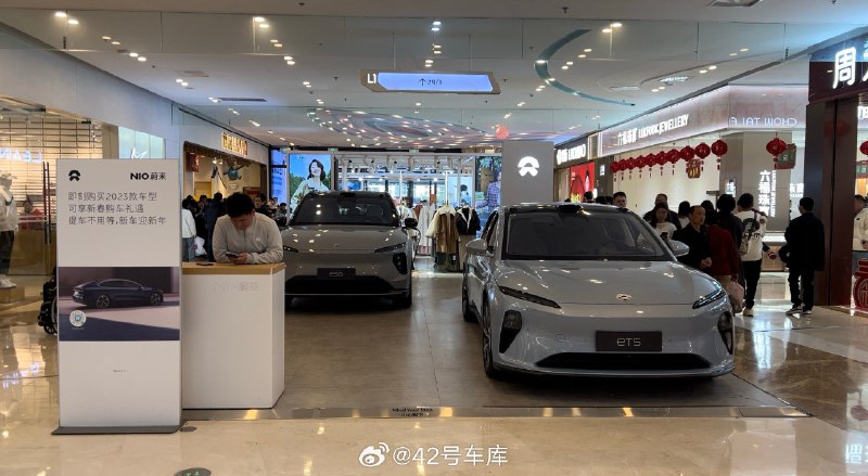 逛商场偶遇蔚来的城市展厅，现场就摆了一辆 ES6 和 ET5，都是目前的销售主力，跟 Fellow 聊了一会，这个巡展店已经持续了半年时间，每个月大概有 10 台左右的成单，说实话在安庆这个三线小城市来说也还可以了，怪不得今年回来路上本地牌的蔚来变多了。配图