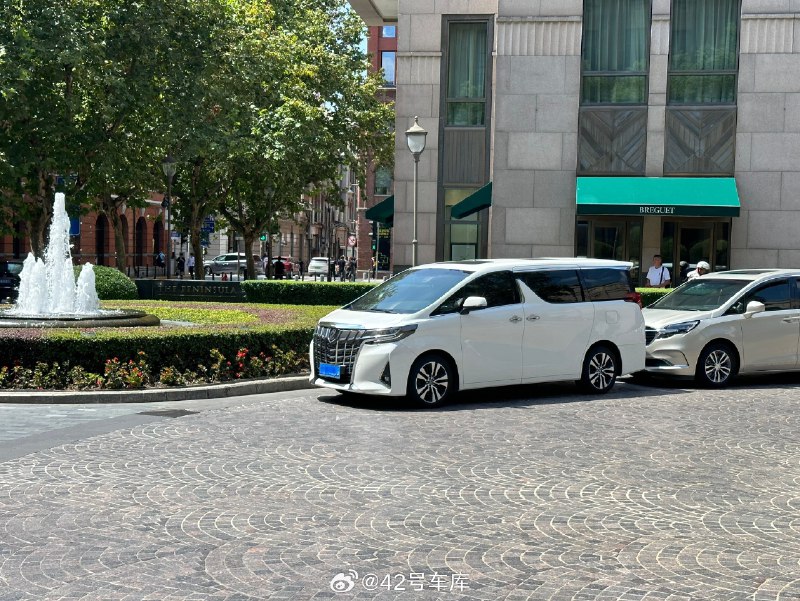 现场集齐了两辆最高价的 MPV，加上合创 V09，三款车你选哪款？配图