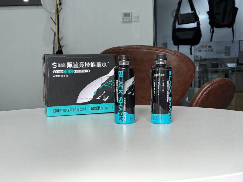 黑鲨居然出了款饮料，从图 2 你就能大概猜到它的口味儿了。[允悲]配图