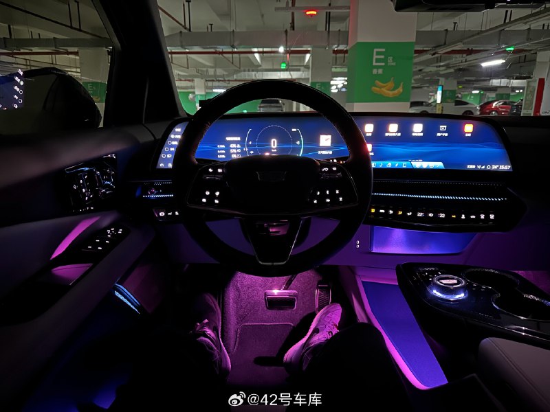 大伙儿来看内饰猜个车，关键是谁能想到，现在凯迪拉克的座舱氛围也能做到这样了？配图