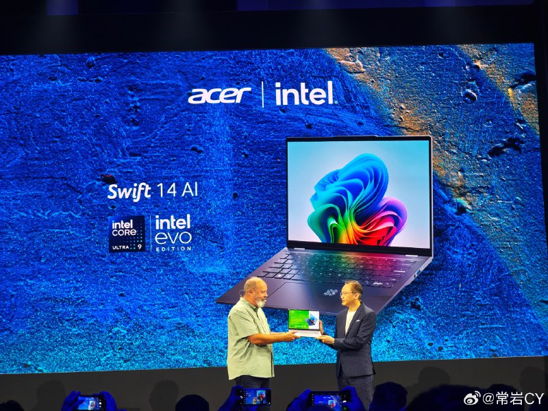 在 intel Core Ultra V200 的支持下，笔记本电脑 OEM 拥有了更多的在端侧部署本地 AI 的能力。配图