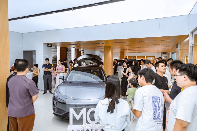 小鹏 MONA M03 迎来了开启预订后的第一个周末，看来到店看的人不少啊（图源官方）配图