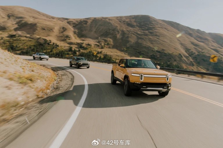 美国造车新势力 Rivian 公布了三季度产销数据，产量 16,304 辆，销量 15,564 辆，预计全年产量能够达到 52,000 辆。配图