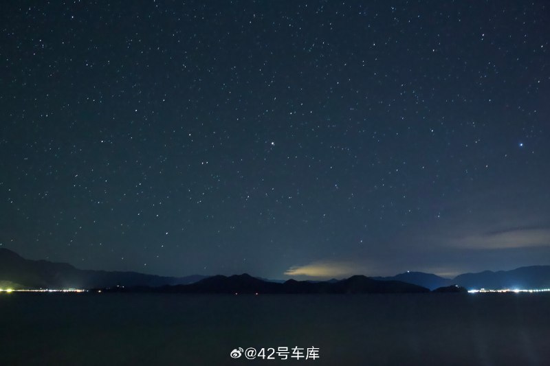 为了去看星空和日出，前两天跑了趟泸沽湖，也第一次把 EQE 的电耗开到了 22 kWh/100 km。海拔升高应该是核心原因，回程电耗就不到 15 kWh/100 km。配图