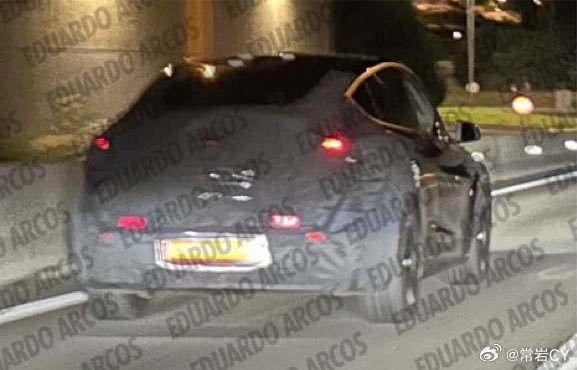 一辆疑似升级版特斯拉 Model Y "Juniper" 的伪装原型车在西班牙马塔罗被发现——这是该车型首次在美国以外的地方出现。配图