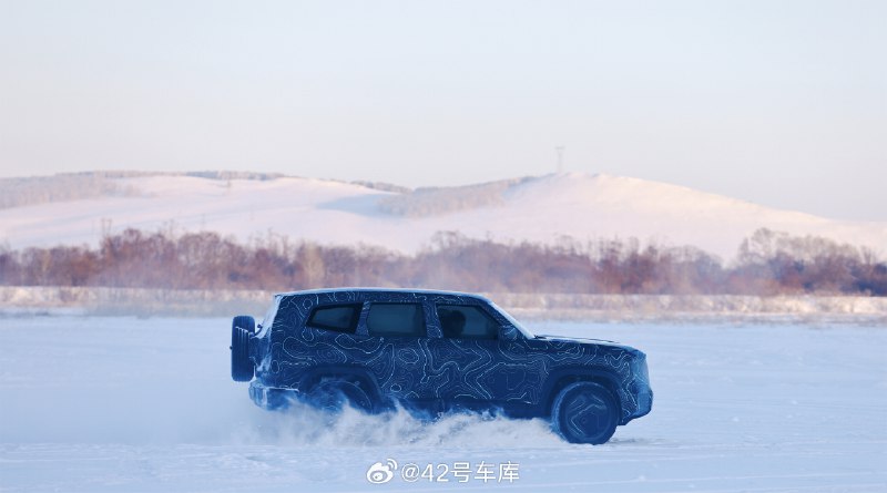 深蓝最新 SUV 的测试谍照。配图