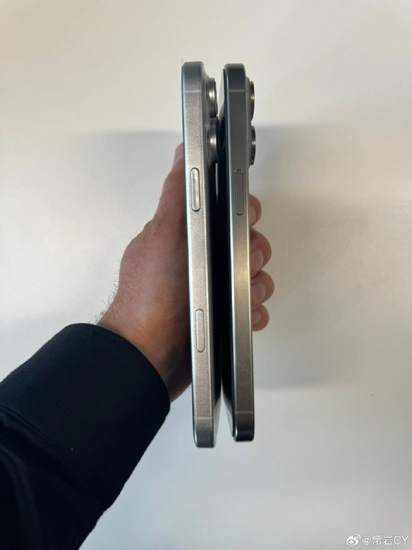 iPhone 16 Pro Max 的机模出来了，相比 iPhone 15 Pro Max，最大的变化是——屏幕更大了。配图