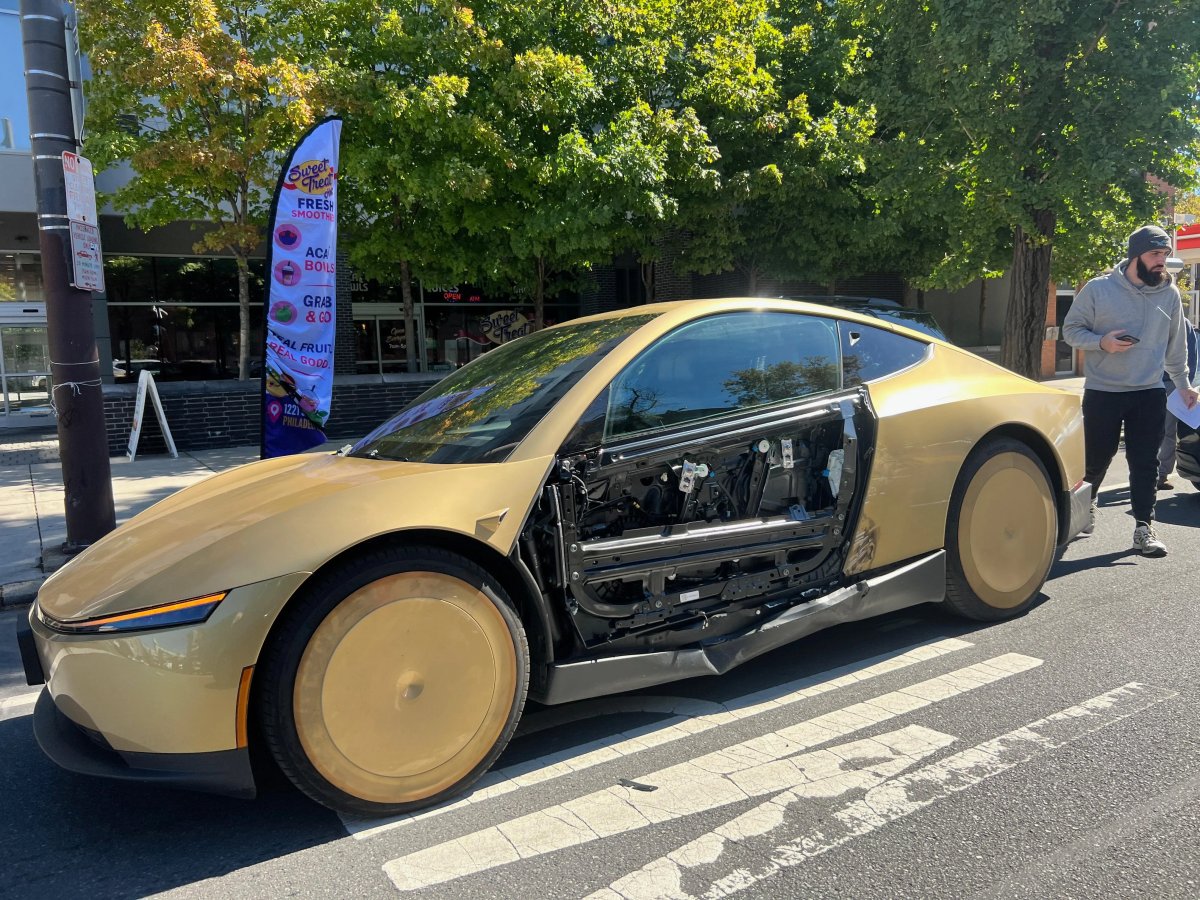 费城一辆特斯拉 Cybercab 发生低速碰撞，左侧车门面板脱落露出内部结构配图