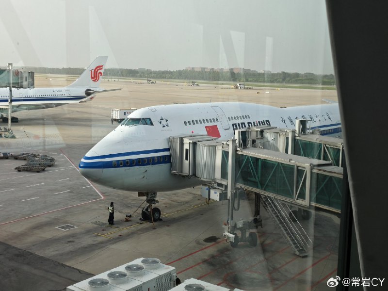 遇到了 B2445 的 30 岁的小弟弟 B2447。配图