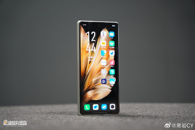 昨天一直没空发图，现在趁着在火车上聊聊这几天一直在用的 vivo X Fold 3 Pro。配图