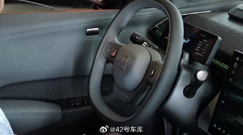 在 2025 款极氪 X 的发布会中，嘉宾对极氪 X 的方向盘赞不绝口，觉得极氪 X 的方向盘做到设计很简洁的同时，还可以很方便地操作一些车控功能。配图