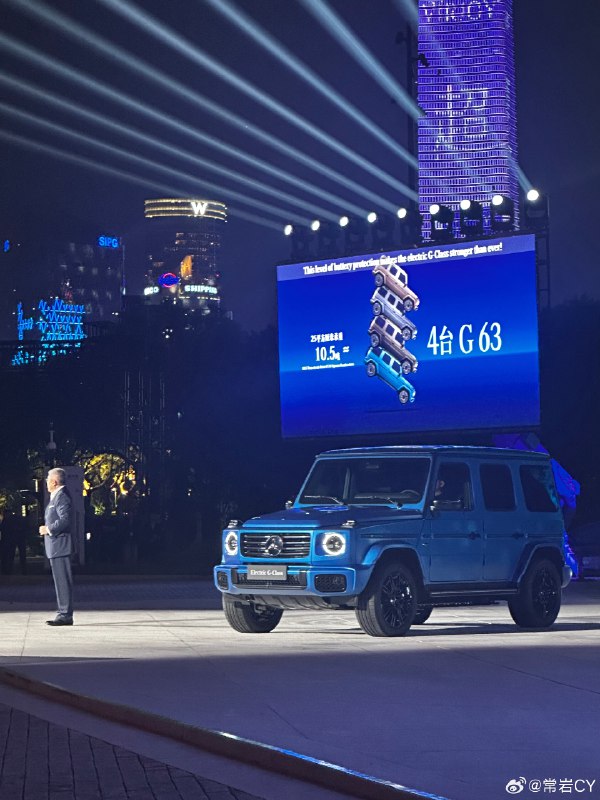 全新梅赛德斯-奔驰纯电G级越野车开启预售，全新纯电G 580首发特别版预售价为人民币2,170,000元。配图