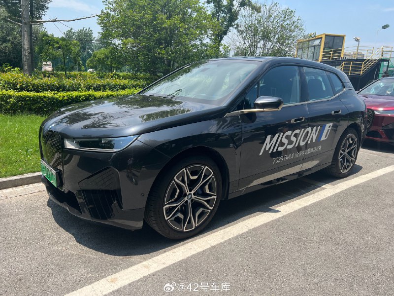 宝马 iX 简版试驾体验。配图