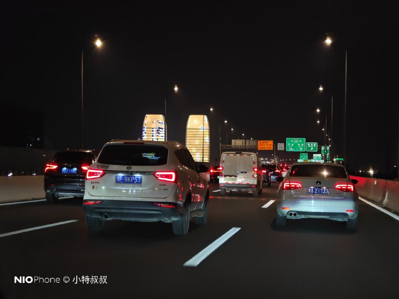 分辨率和尺寸跟国外那个 LED 球不能比，但也蛮显眼的。😄上海·上海国家会展中心配图