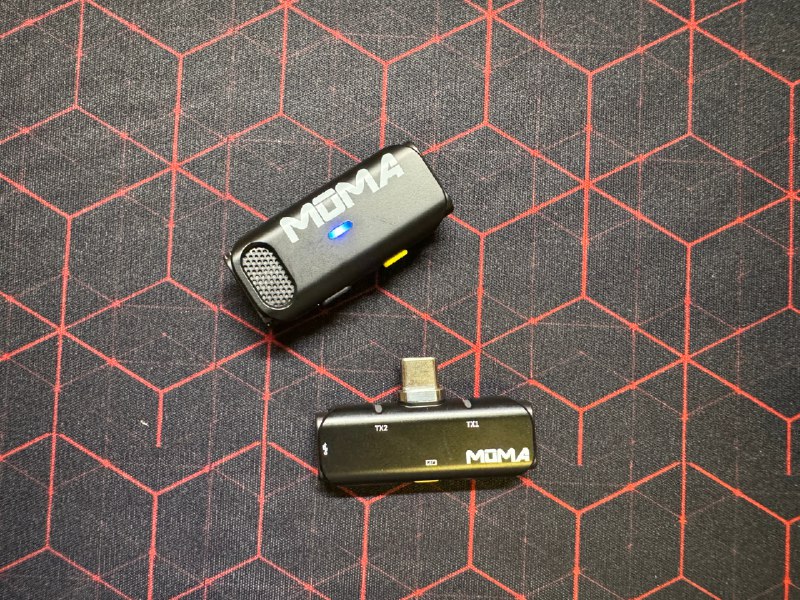 用惯了L头版的 MOMA 麦克风，刚买了C口的。发现不支持给 iPhone 15 边用边充。。。配图