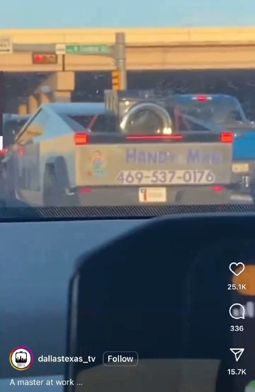 在 X 上看到一个 Cybertruck 后面运行着一台洗衣机，可谓是行走的活广告了。配图