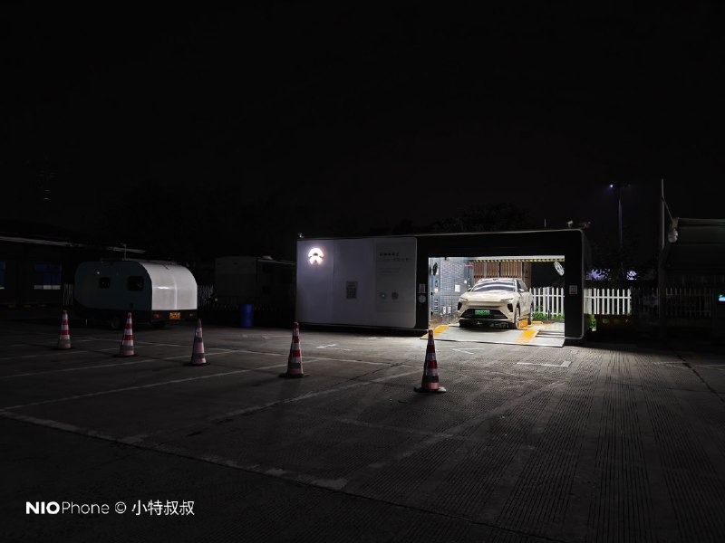 掐表计时，拖挂房车去服务区含卸车、装车，换电整个在服务区耗时 12 分钟。配图