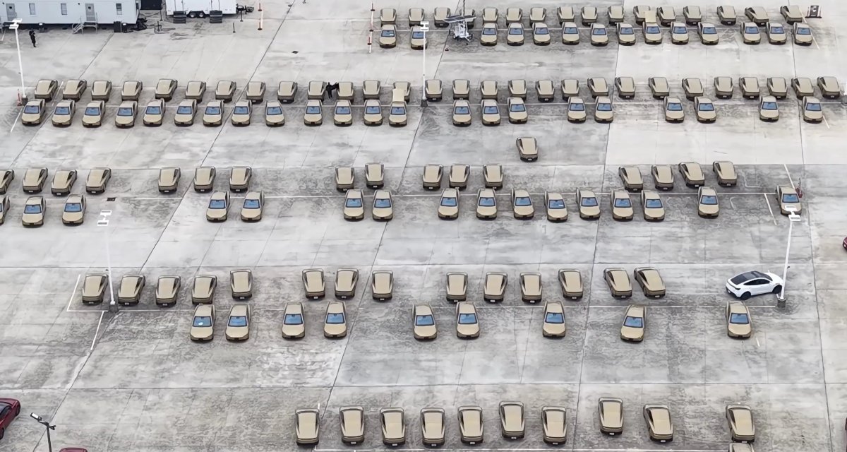 美媒称近200辆Cybercab现身休斯顿Robotaxi停车场，得州外首城启动尚未官宣配图