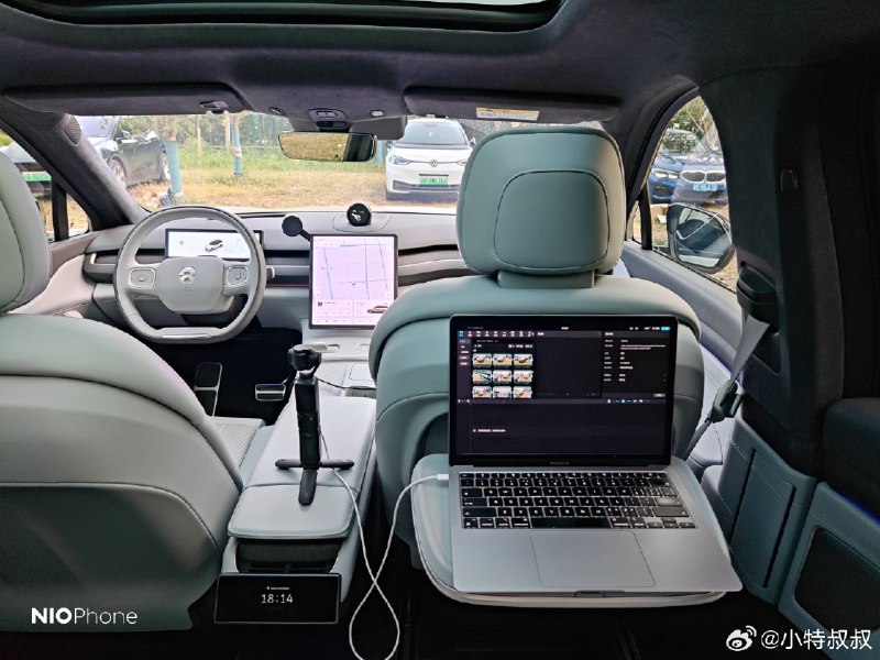 小桌板这东西，真到用的时候还是舒服的。配图