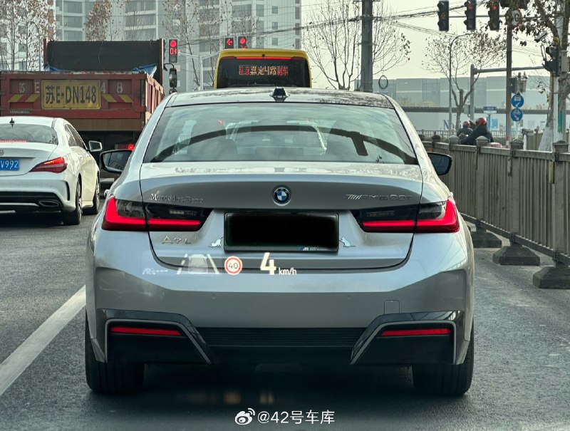 路上看到一辆宝马 i3，这尾标也太迷惑了😮配图