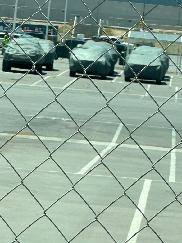 Reddit user u/biko77 was in Austin for the weekend and drove by Giga Texas for some Cybertruck spotting.配图