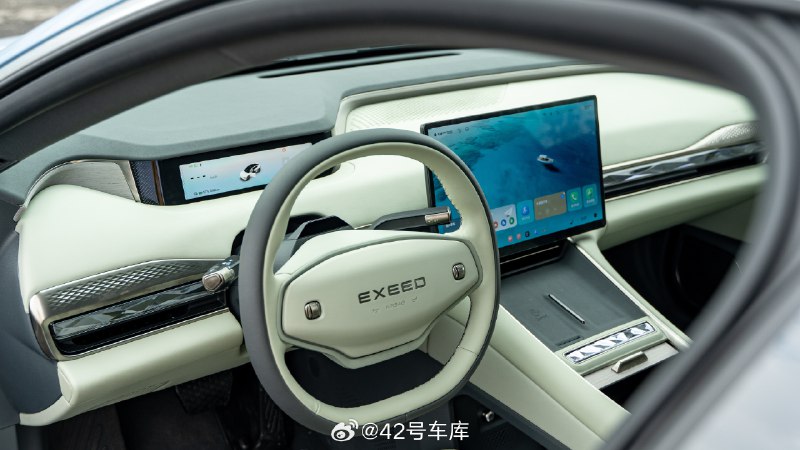 关于座舱的部分，星纪元 ES 内容显示的区域比较多，前面有抬头显示，以及一块融合进造型设计的小尺寸液晶仪表。抬头显示可以在中控的菜单中设置显示信息的丰富程度，这点还是挺好的，但工作逻辑会有点奇怪，P 挡下 HUD 会自动熄灭，需要挂 D 挡才会重新显示，不知道为何要设计成这样。配图