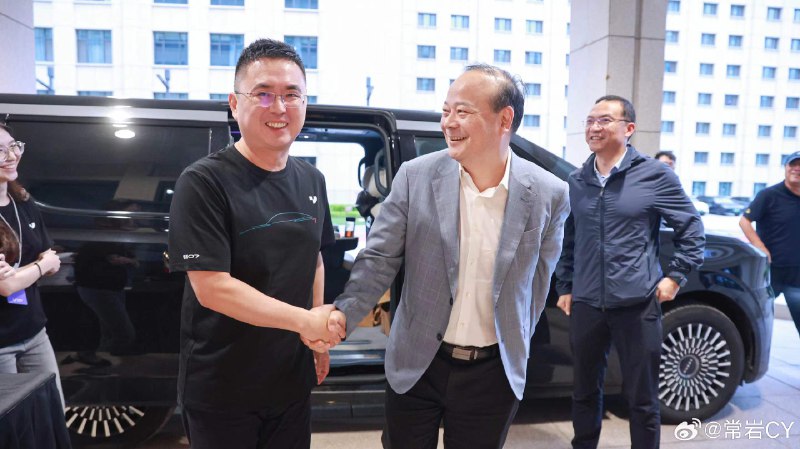 今晚极越 07 上市，曾毓群和李斌到场助威。配图