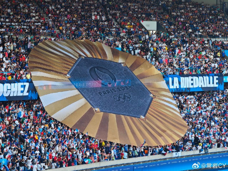 奥运金牌 TIFO，好像来自法国球迷，用这种方式表达决心真是巧妙。 法国·王子公园体育场 (Parc des Princes)配图