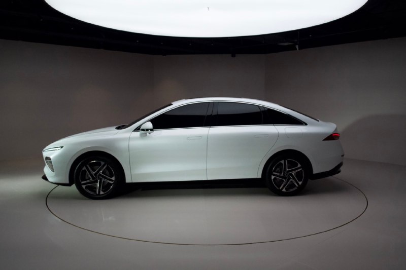 荣威全新纯电轿车 D7 EV 的实拍图来了。配图