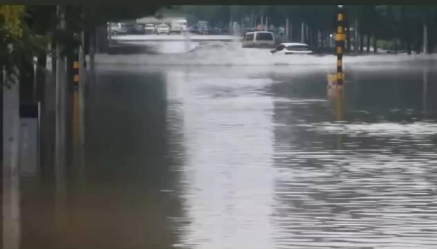 祝願這位華為問界M5的車主在大雨中平安無恙…… 常巖CY的微博視頻配圖