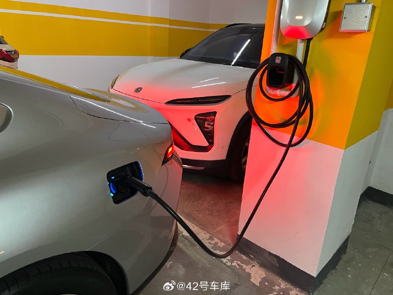 充電口在車尾就是好[打call]配圖