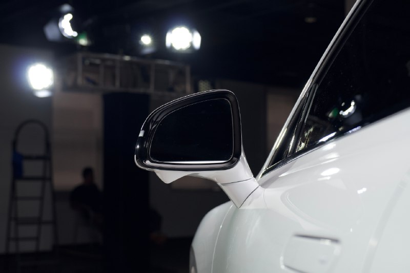 再来一波荣威 D7 EV 后视镜、前后大灯的特写。配图