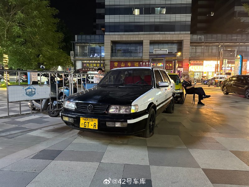 前两天在广州出差看到了一辆捷达 A2，也就是大家口中的老捷达[哆啦A梦吃惊]这是一汽大众引入国内的开山之作。从 1991 年一直生产到 2010 年前后停产。配图