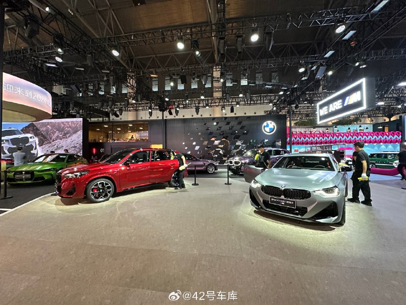 成都车展宝马展台发布会即将开幕，宝马将展示多款新车型，基础车型包括全新 BMW 3 系家族、新 BMW 4 系四门轿跑车、全新 BMW 530i 以及 BMW X5 黑焰限量版等。此外还有多款 M 车型也将会发布。配图