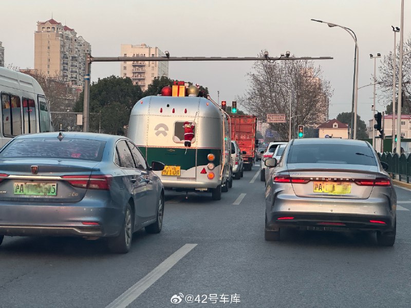 路遇一台 ES7 拖了一台房车，这种感觉在上海的街头了太有感觉了。配图