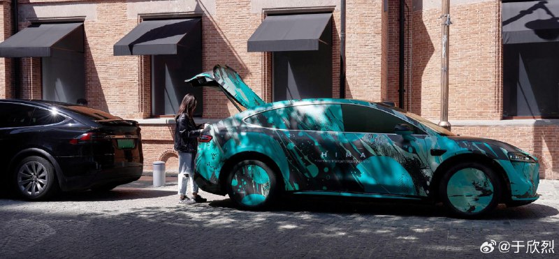 华为新 SUV 的车内空间应该会很大。溜背造型看起来像 Model Y，但实际尺寸更接近 X。官图里特意露出了 X 的尾箱。配图