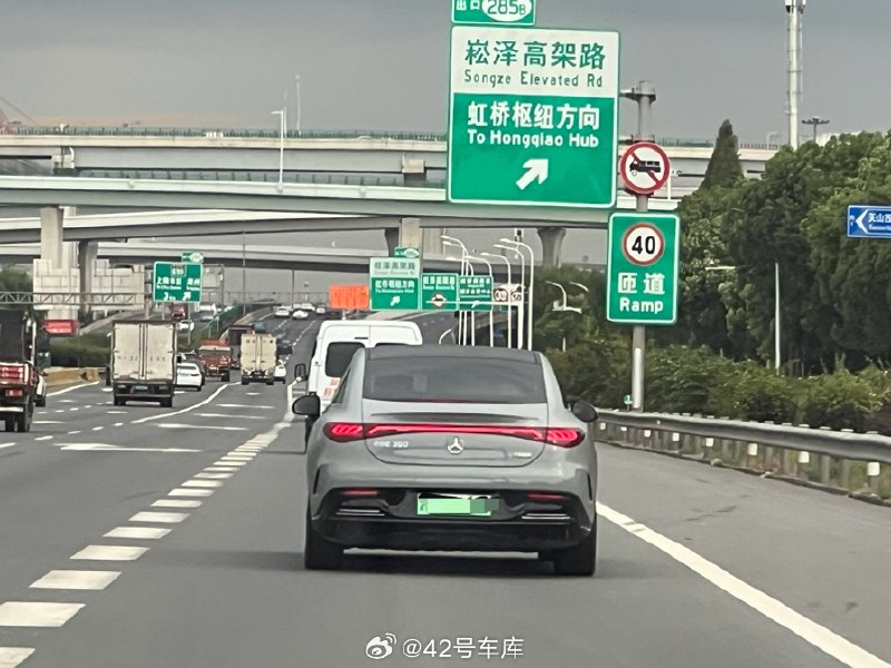上海路上奔驰 EQE 越来越常见了，昨天今天都遇到了一台，但是这车视觉上的确不像是一个接近 5 米的大轿车[二哈]。配图