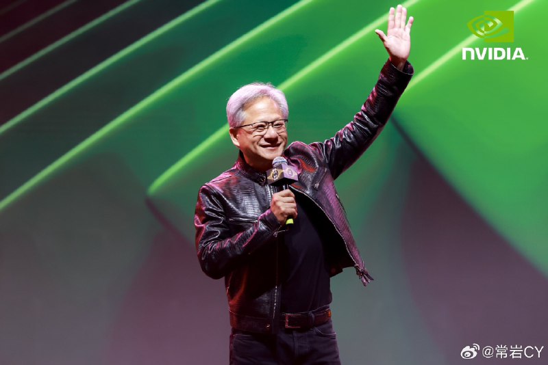 在NVIDIA上海2024年会上，黄仁勋罕见地把自己招牌的皮衣换成花棉袄表演了一段节目[二哈]配图