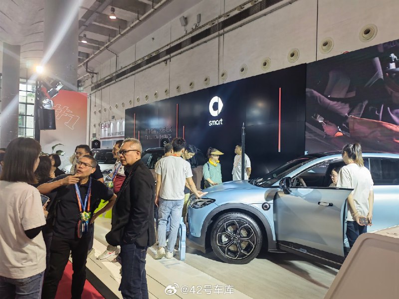 东博会电动汽车展区，不一会儿乌泱泱的。配图