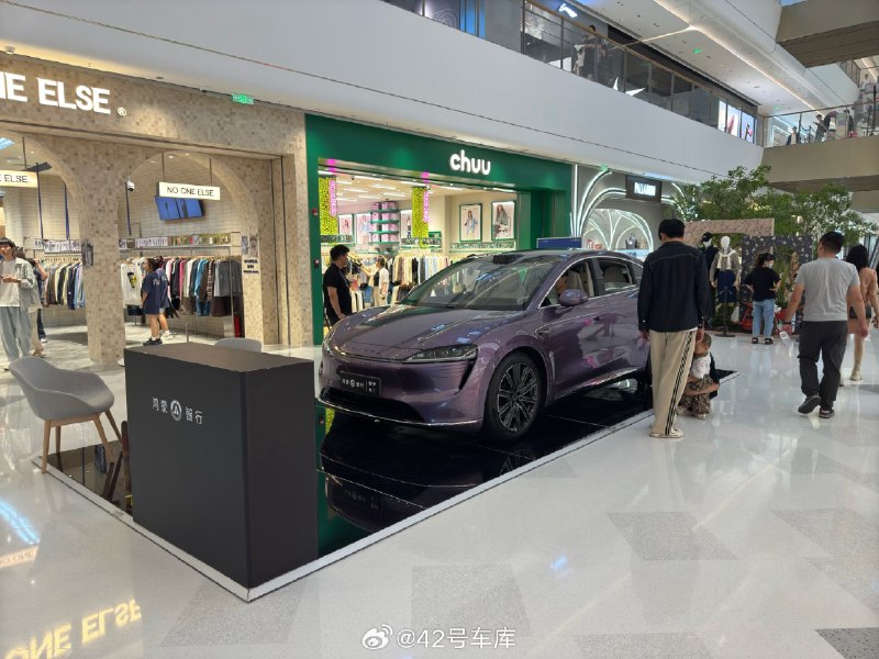 这个商场里的华为店里只有问界 M5 和 M7，没有看到 M9 的身影。配图