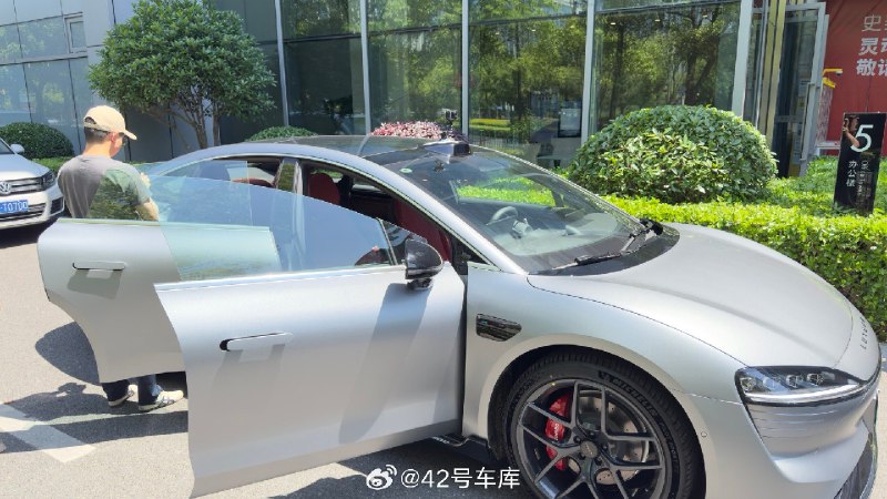 既然大家都想看智界 S7，那我们就用智界 S7给大家来一场直播，我们的摄像老师正在抓紧架设机器，一会马上开播。配图