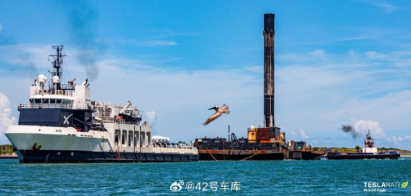 外媒 TESLARATI 发布了一组 SpaceX 海上舰队的图片。配图