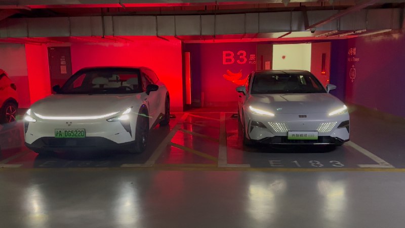 吉利银河 E8、极越 01 灯光秀大比武🧐哪款更好看？配图