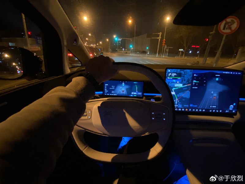 一天开了 800 多公里，智驾很顶，确实好开，真的不累。配图