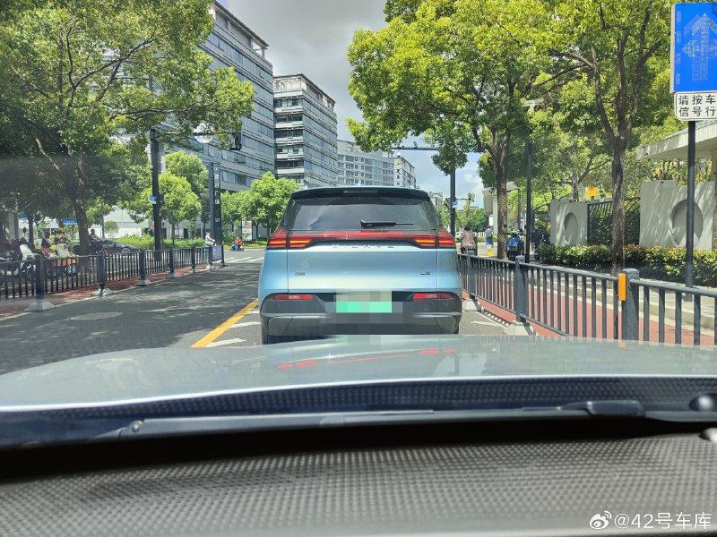 可能都卖出去了，恭喜他😂😂😂//@Jeremy:小区地库有个车位，之前经常不同颜色的爱驰U5轮换着停，感觉车主像是在爱驰门店上班的。从前两个月开始，那个车位又变成只停固定颜色的U5了……😂配图